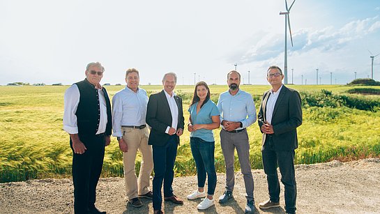 Foto ©Martin Krachler, v.l.n.r.: Bürgermeister Dürnkrut Herbert Bauch, CEO W.E.B. Frank Dumeier, Landtagspräsident Karl Wilfing, Event-Moderatorin Jennifer Frank, CTO Windkraft Simonsfeld Markus Winter, CFO Windkraft Simonsfeld Alexander Hochauer Foto ©Martin Krachler, v.l.n.r.: Bürgermeister Dürnkrut Herbert Bauch, CEO W.E.B. Frank Dumeier, Landtagspräsident Karl Wilfing, Event-Moderatorin Jennifer Frank, CTO Windkraft Simonsfeld Markus Winter, CFO Windkraft Simonsfeld Alexander Hochauer