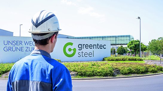 Mann von hinten vor Greentec Steel Gebäude