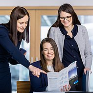 W.E.B Mitarbeiterinnen im Gespräch