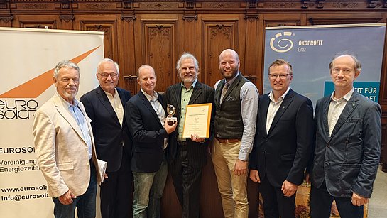 Gruppenfoto bei Entgegenname des Solarpreises mit u.a. Martin Litschauer, Sebastian Gerstorfer und Daniel Gahleitner.