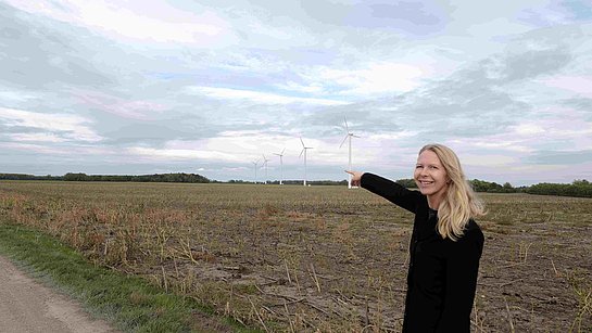 Melanie-Rosemarie Walter vor dem Windpark Brezany in Tschechien